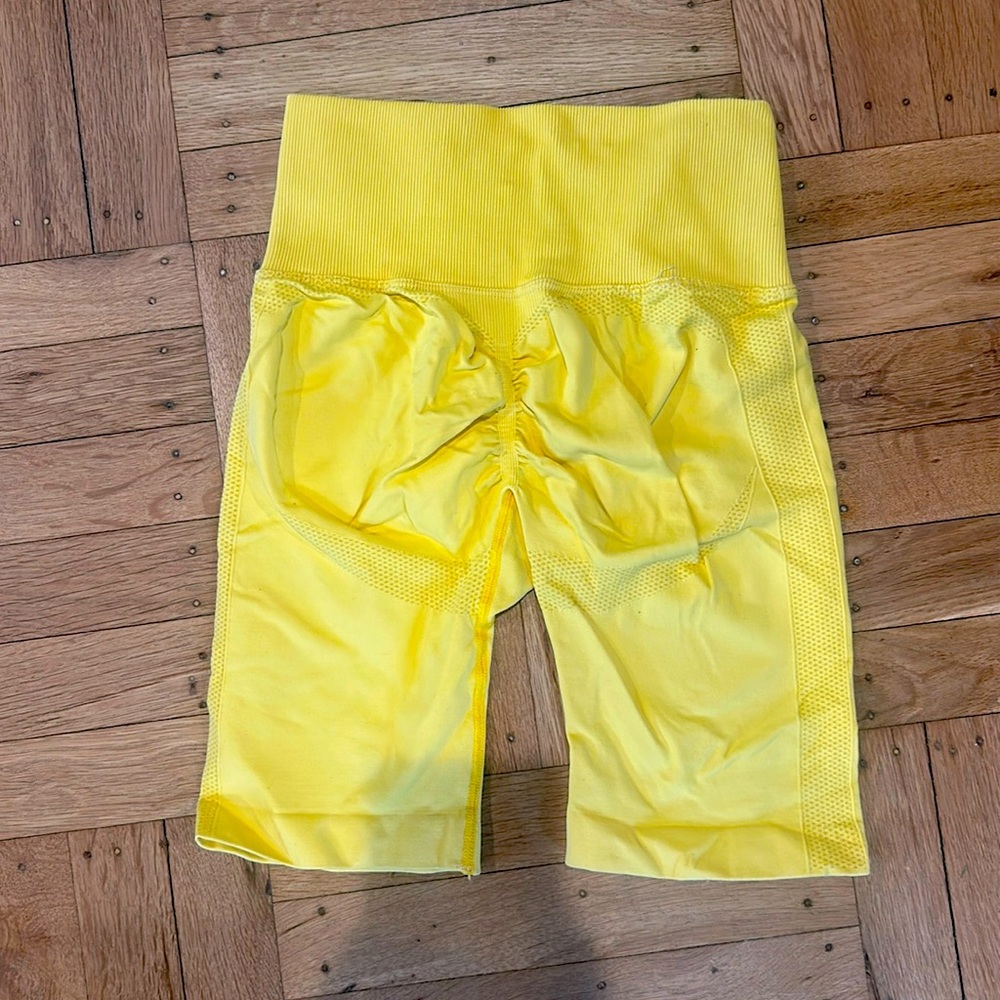 XS scrunch booty shorts 💛